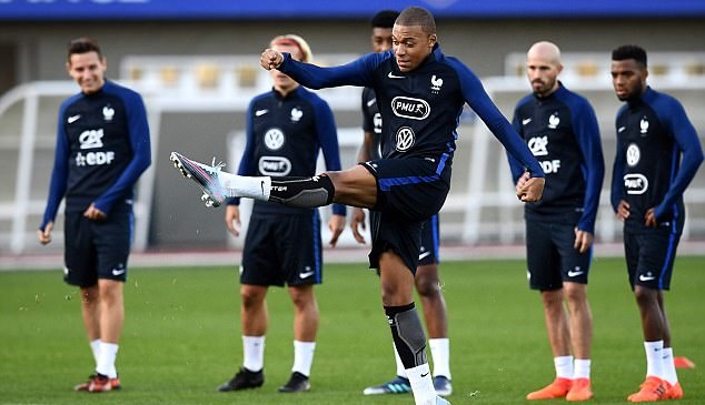 Ảnh bài viết Cả đội đứng nhìn Mbappe dứt điểm điệu nghệ trong buổi tập thứ 2