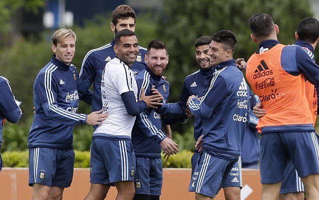 Ảnh bài viết Đồng đội ôm lấy Messi trước trận cầu sinh tử