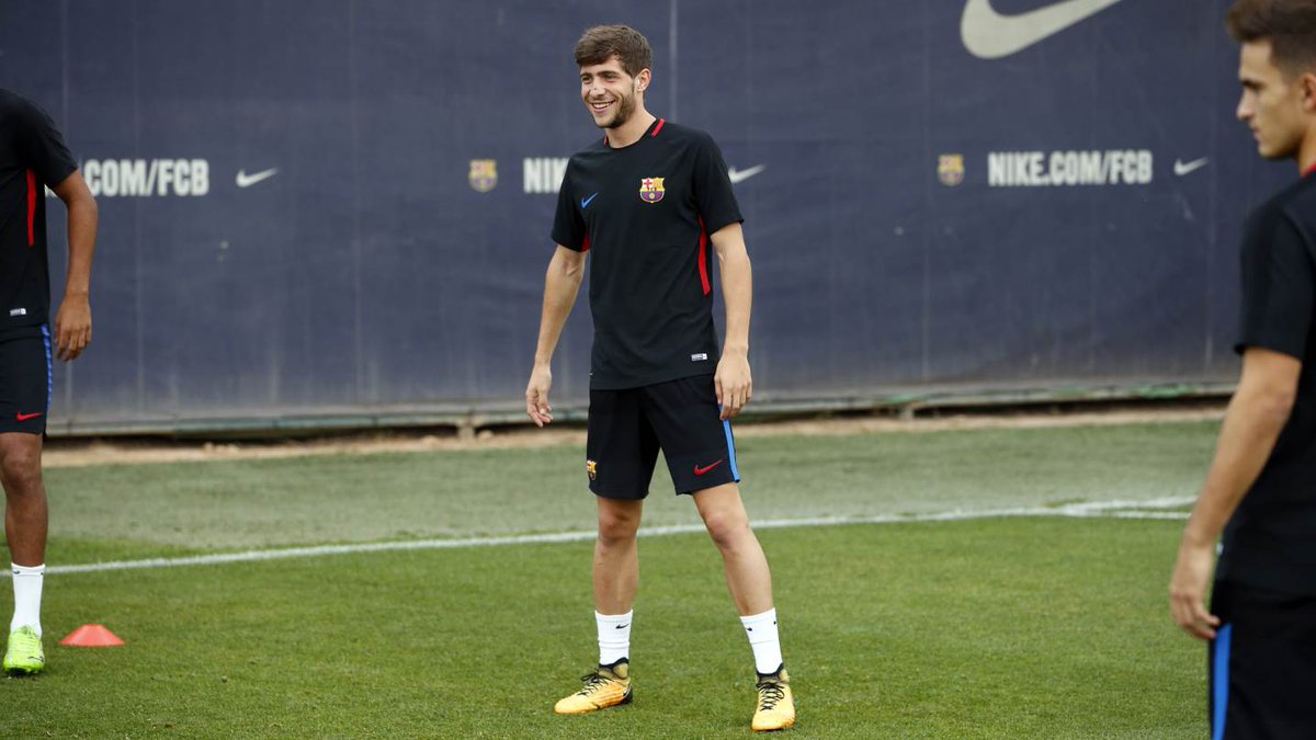 Giữa bão chính trị, sao Barca cười thoải mái tập luyện