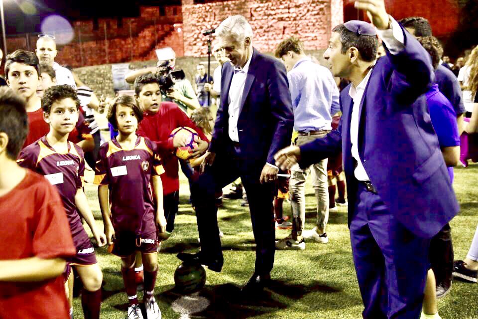 Ảnh bài viết Quên "FC phản thầy", Ancelotti đi làm từ thiện