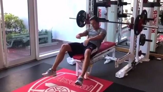 Ozil lủi thủi đẩy tạ ở phòng tập London Colney 