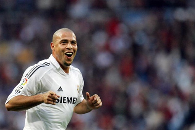 Tròn 15 năm 'Người ngoài hành tinh' Ronaldo ra mắt Real Madrid