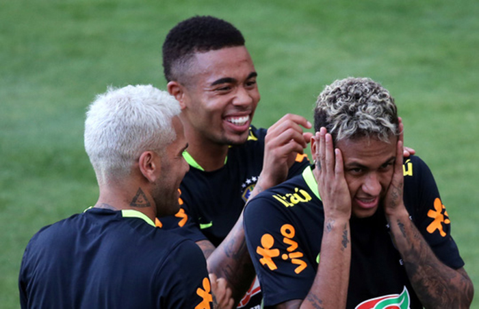 Chơi "bóng bàn" thua trận, Neymar bị búng lỗ tai