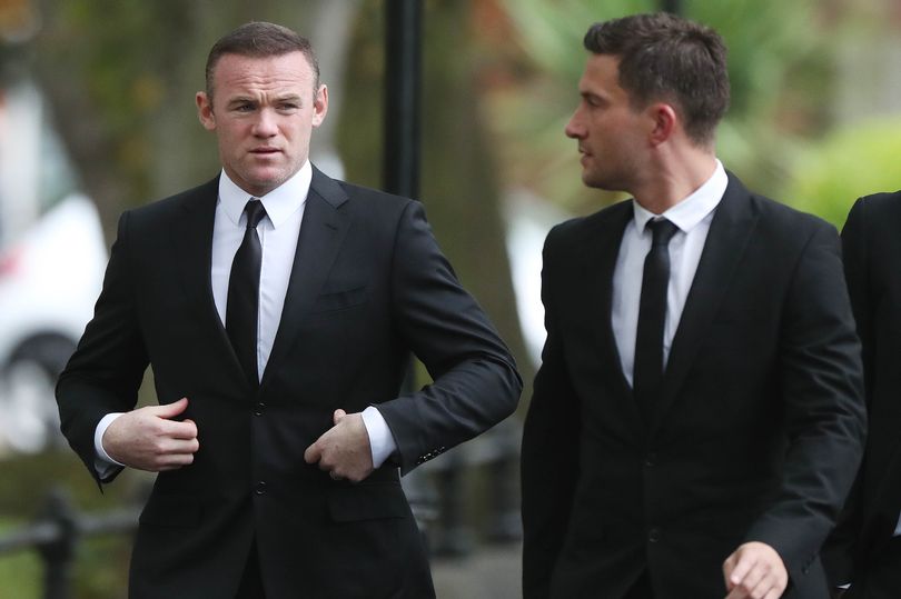Rooney diện vest chỉnh tề dự tang lễ huyền thoại Newcastle