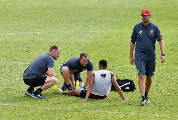Liverpool 'trảm' cánh tay phải của Jurgen Klopp trước đại chiến Man Utd