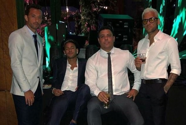Neymar khoe ảnh chụp cùng huyền thoại ‘Ro béo’