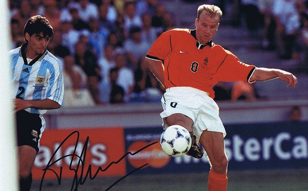 Giây phút Ayala bị Bergkamp "xỏ mũi"