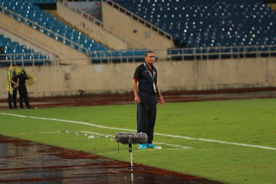 Ảnh bài viết NHM 'xót' khi thấy Mai Đức Chung dầm mưa chỉ đạo