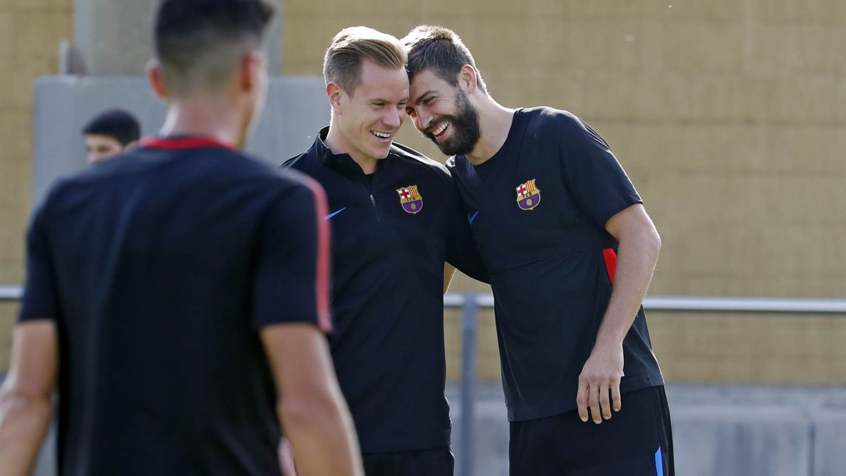 Pique lộ rõ thái độ khác biệt khi trở lại tập với Barca