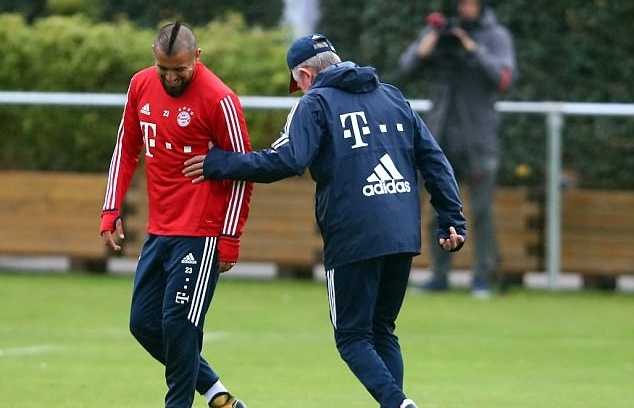 Sao Bayern cười tít mắt trong ngày đầu tập với Jupp Heynckes