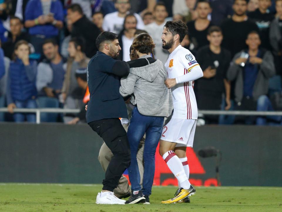 SỐC: Fan cuồng mang theo dao ám sát Isco?