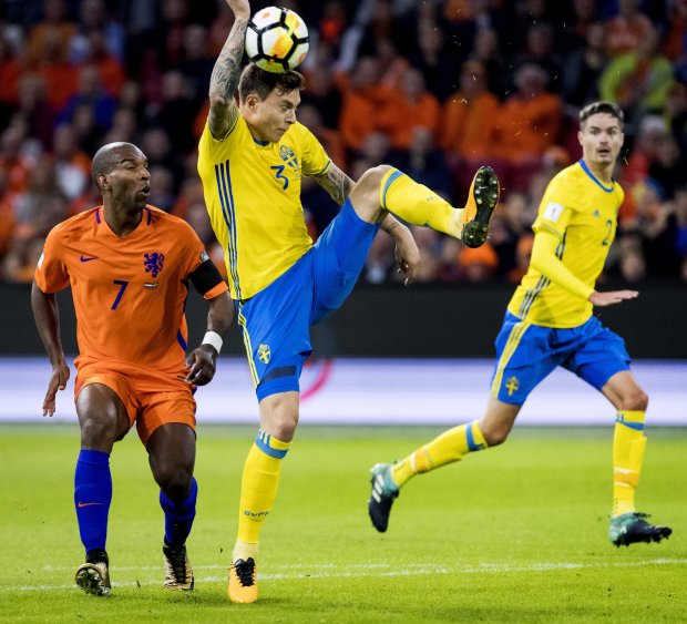 Ảnh bài viết Mắc sai lầm sơ đẳng ở tuyển, Lindelof lại bị fan Quỷ đỏ "phang" tơi bời