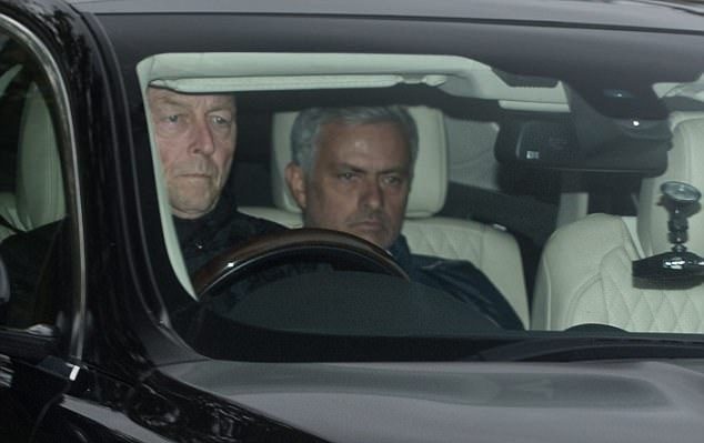 Ảnh bài viết Mourinho 'mặt nặng mày nhẹ' trở lại sân tập Man Utd