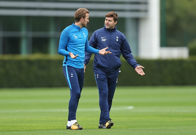 Ảnh bài viết Sao Tottenham chăm chú nghe chỉ thị của Pochettino