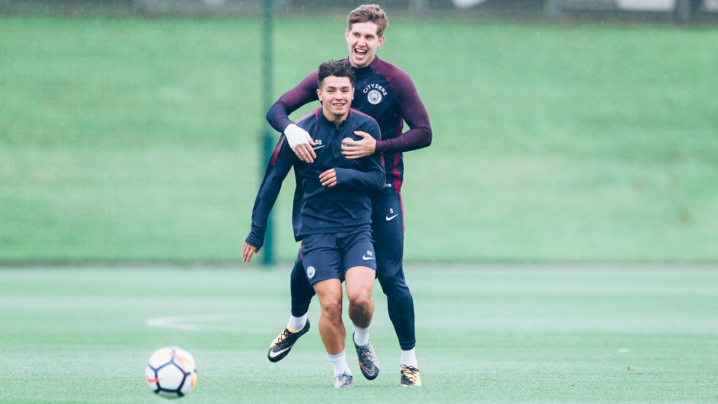 Aguero trở lại, dàn sao Man City tập luyện trong tiếng cười
