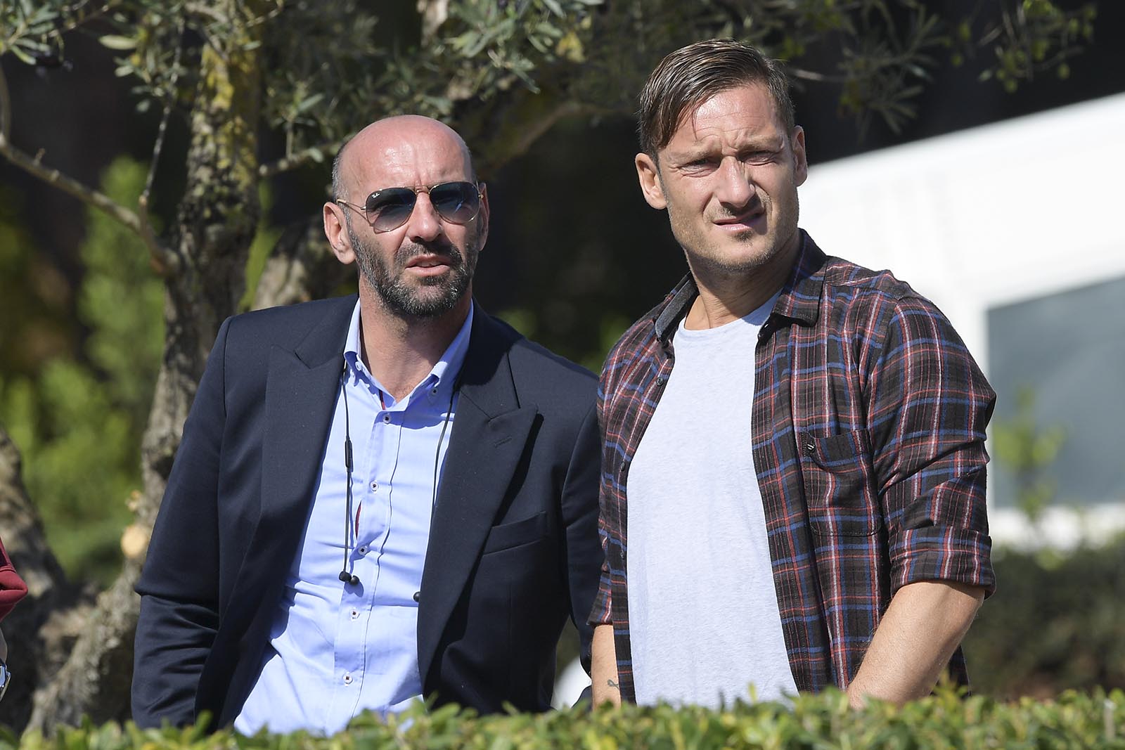 Ảnh bài viết Totti nhăn mặt theo dõi Bầy sói tập luyện