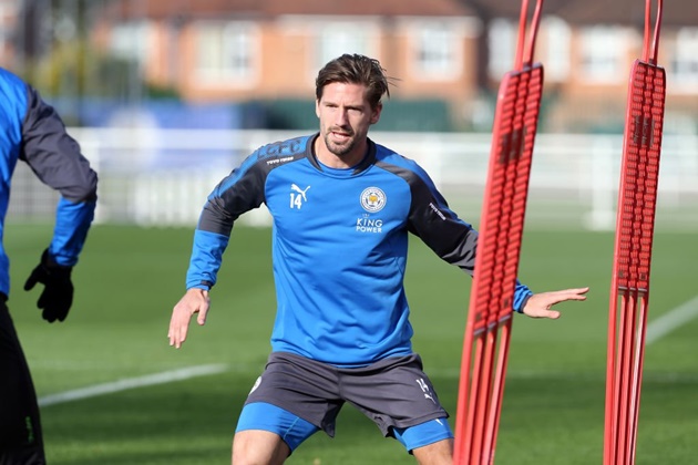 Adrien Silva ra sân tập với số áo TRÊU NGƯƠI