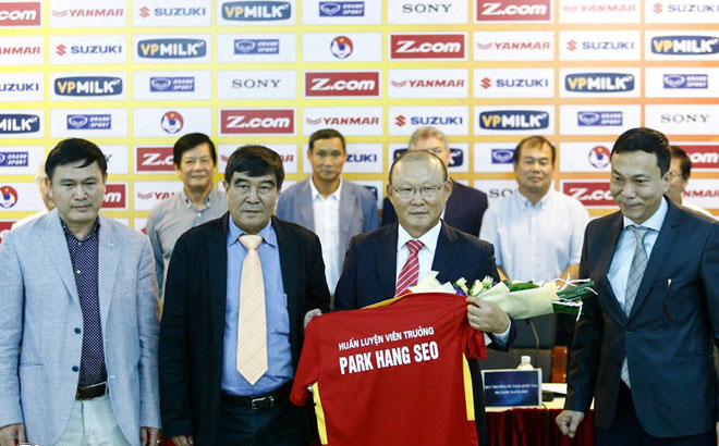 Ảnh bài viết Bầu Đức và thế khó của hai ông thầy bóng đá xứ kim chi