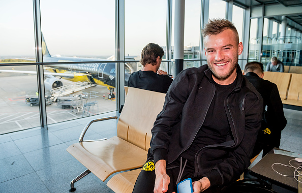 Mặc sức ép, tân binh Dortmund 'cười không thấy mặt trời' tại sân bay