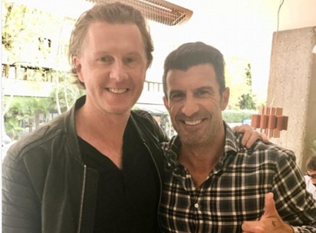 Luis Figo vui mừng hội ngộ McManaman ở sân Bernabeu