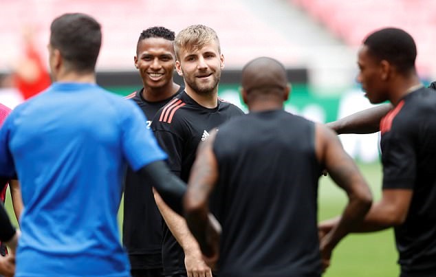 Ảnh bài viết Lukaku pha trò, Martial cười nắc nẻ trên sân tập M.U