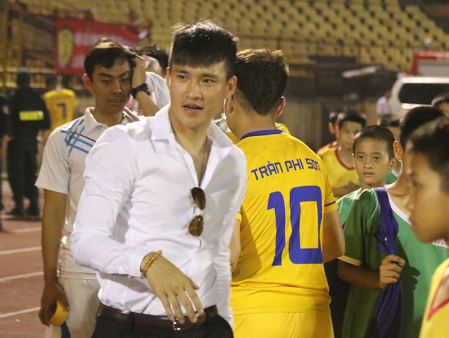 Bầu Đức, Công Vinh lại "chơi bạo": Chưa trụ hạng, cứ ầm ĩ mơ sang!