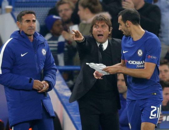Conte trao 'thư tay' cho học trò trong đêm giông bão