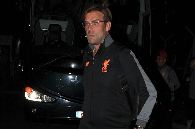 Dàn sao Liverpool trở lại Anh khi trời còn tối om