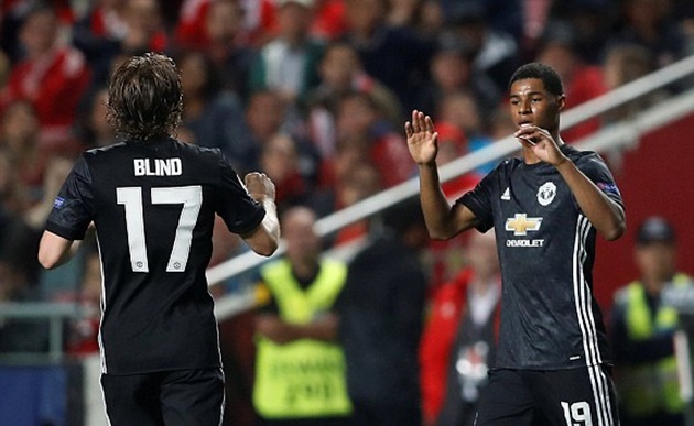 Thủ môn Benfica sai lầm, Rashford ghi bàn dị như Ronaldinho