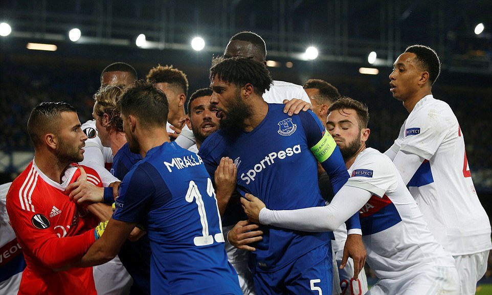 Ảnh bài viết CĐV Everton bồng con nhỏ, tham gia đánh cầu thủ Lyon