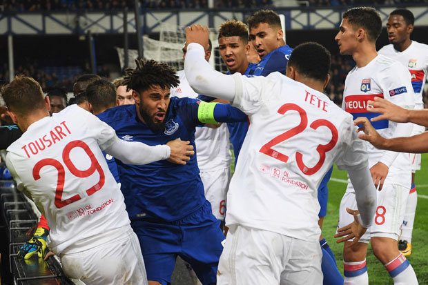 Tình huống loạn đả giữa Ashley Williams và cầu thủ Lyon