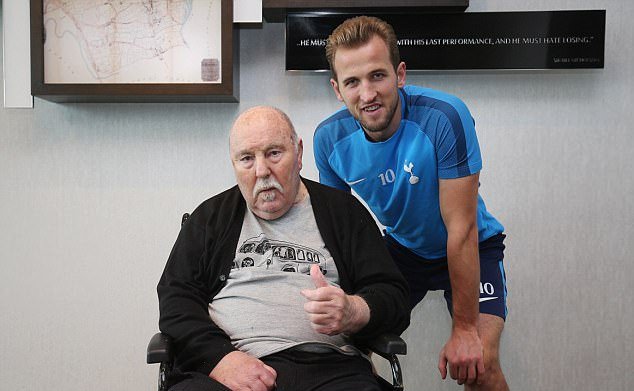 Ở tuổi 77, huyền thoại Jimmy Greaves đi xe lăn cổ vũ Tottenham trước trận đại chiến