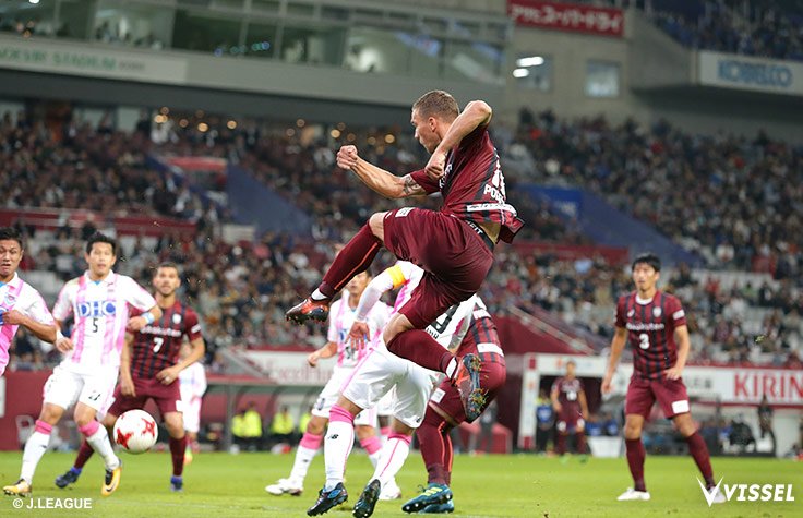 Lukas Podolski lại gây sốt với siêu phẩm vô lê