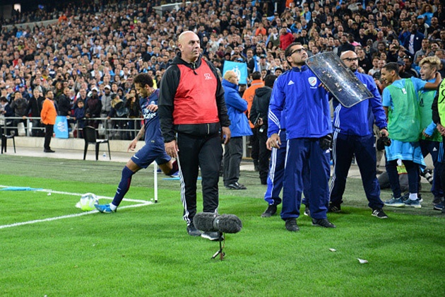 Ăn thẻ đỏ, Neymar còn dính cả "vật thể lạ" từ CĐV Marseille 