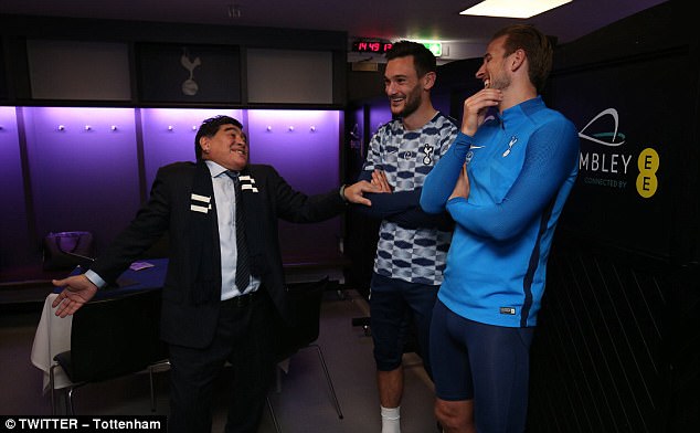 Hạ Liverpool, Tottenham được 2 huyền thoại vào tận phòng thay đồ chia vui