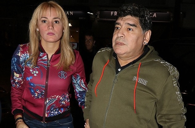 Huyền thoại Maradona đưa bạn gái đi ăn tối ở London