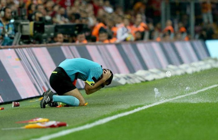 Trọng tài bị dội "bom nước" ở derby Istanbul