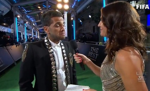 Dani Alves troll chủ tịch Real Madrid tại lễ trao giải FIFA The Best