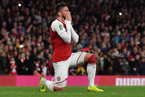 Thi đấu thất vọng, Giroud chạy theo Nketiah như chạy theo vị cứu tinh