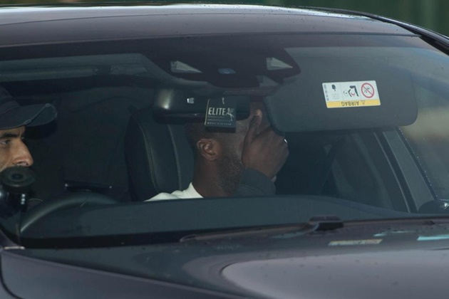 Ảnh bài viết Yaya Toure che mặt ngượng ngùng khi tới sân tập Man City