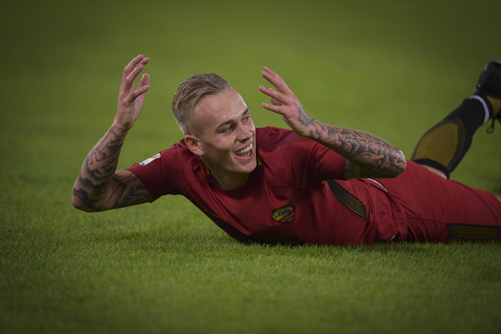 Lần đầu ra mắt, tân binh Roma thích thú lăn lộn trên mặt cỏ Olimpico
