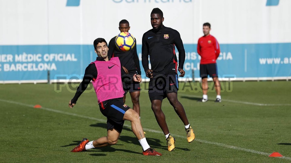 Ảnh bài viết Suarez bất lực trước Umtiti trên sân tập của Barca