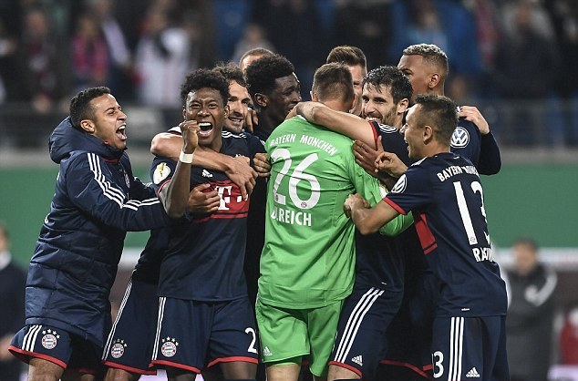 Ảnh bài viết Thắng kịch tính RB Leipzig, cầu thủ Bayern thi nhau ôm lấy người hùng Ulreich