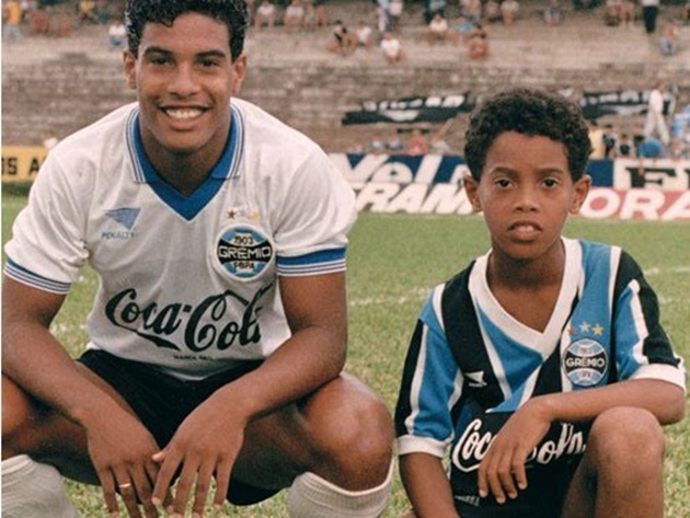 Hồ sơ huyền thoại: Vua trò chơi Ronaldinho (Phần 1)