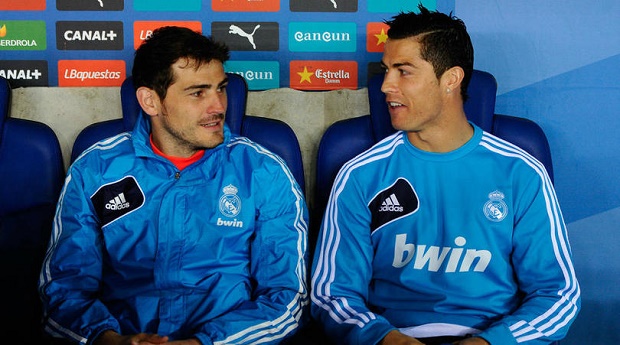 Casillas troll Ronaldo: Ở Bồ Đào Nha mọi người yêu quý tôi hơn cậu!