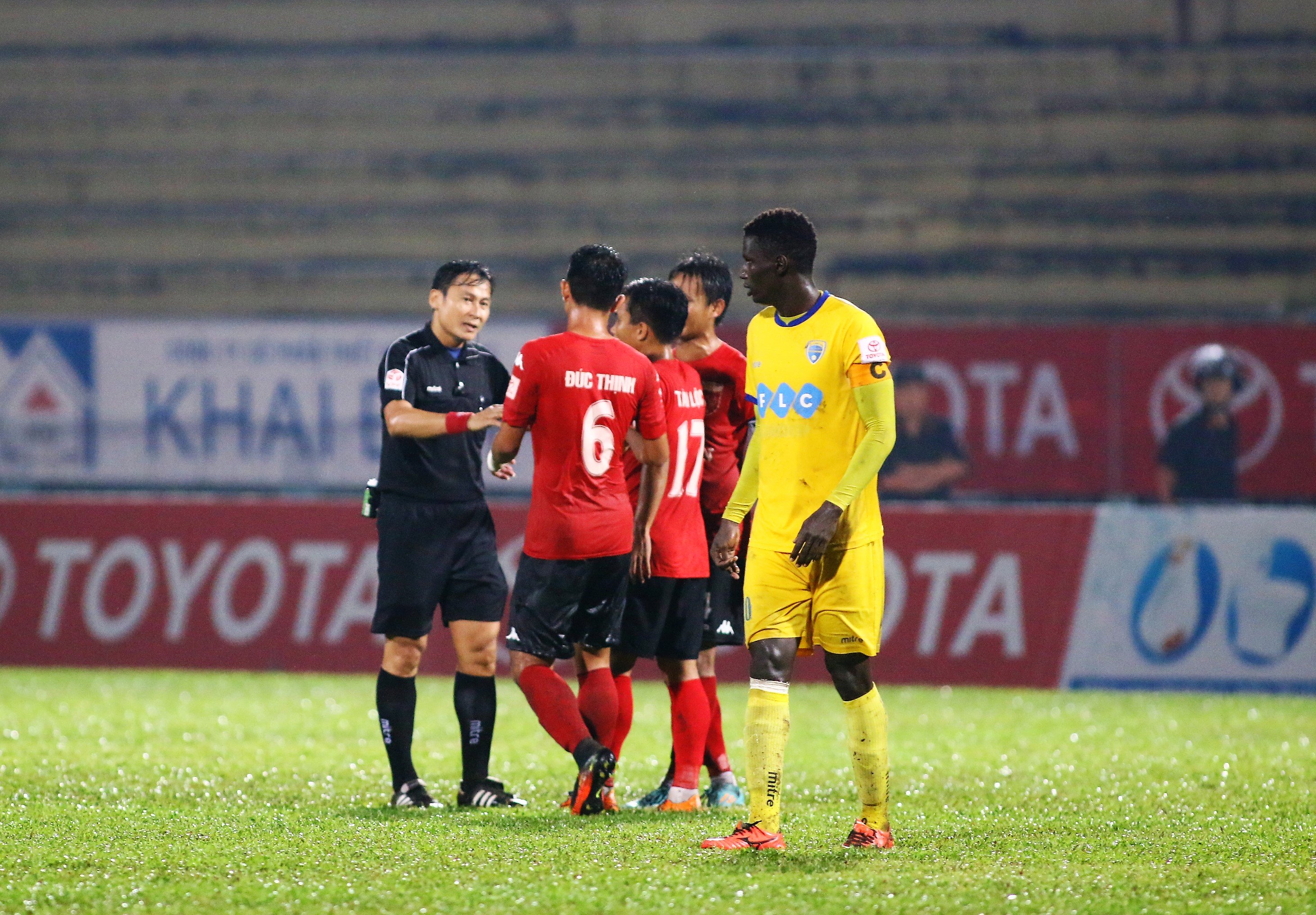 Ảnh bài viết Điểm tin bóng đá Việt Nam tối 28/10: Trọng tài bẻ còi, V-League lại dậy sóng