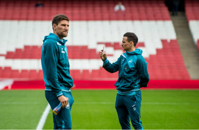 Ảnh bài viết Vừa tới Emirates, dàn sao Swansea đã tranh thủ tự sướng