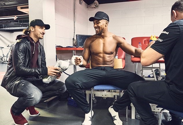 Ibrahimovic tiếp sức Anthony Joshua thắng knock-out tuyệt đối