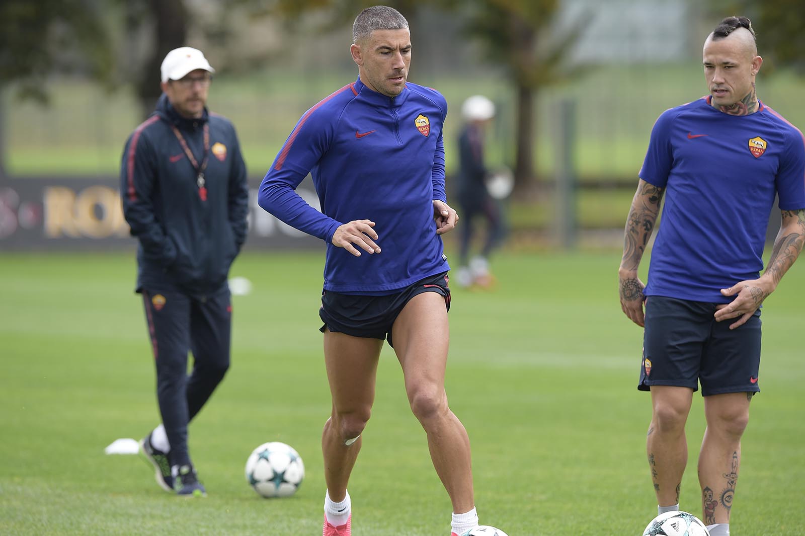 Sao Roma xắn quần tập dợt chờ Chelsea