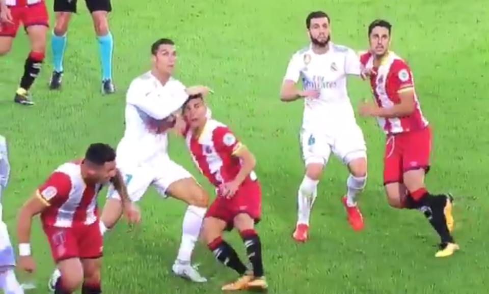Chơi tệ, Ronaldo còn đối mặt án phạt nặng